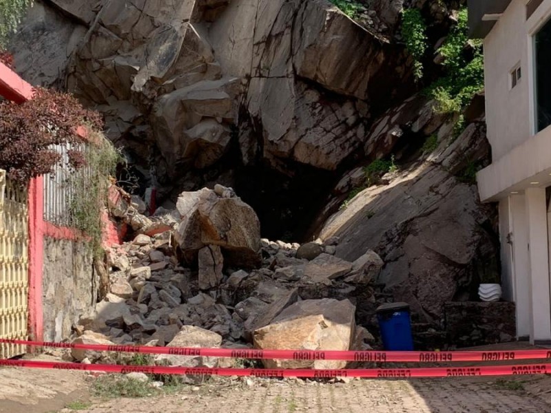 Derrumbe de rocas sobre casas en Ecatepec, Edomex