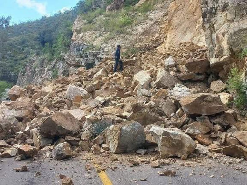 Derrumbe deja cerrada carretera estatal 140 Tolimán-Peñamiller
