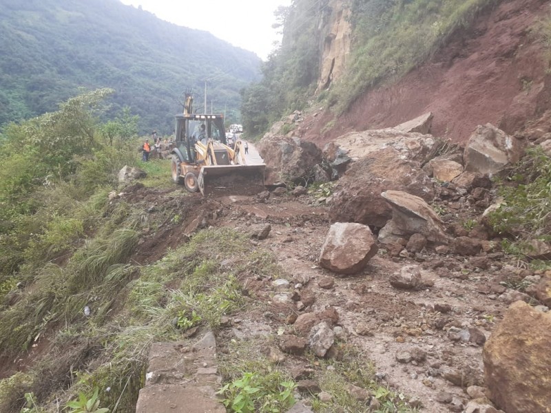 Derrumbe en carrera Interserrana Zacatlán - Cuetzalan