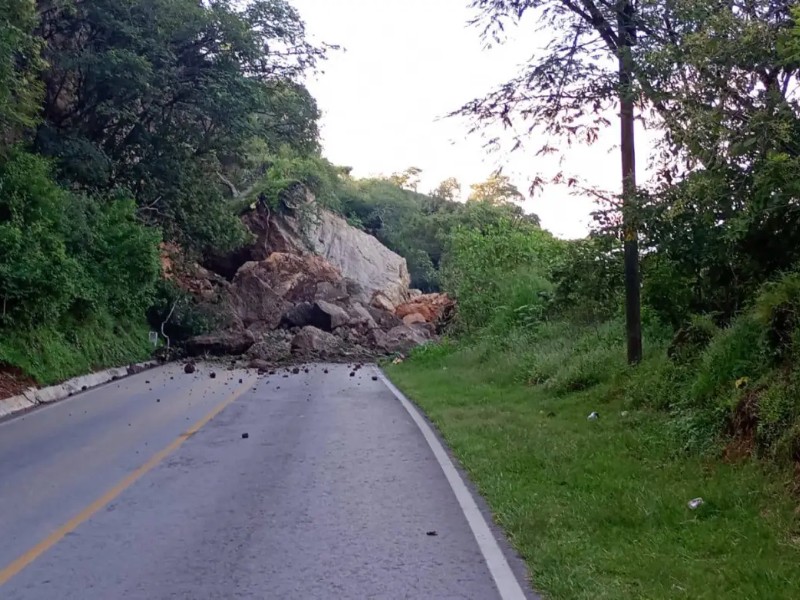 Derrumbe en carretera de Ixtapan de la Sal por intensas lluvias