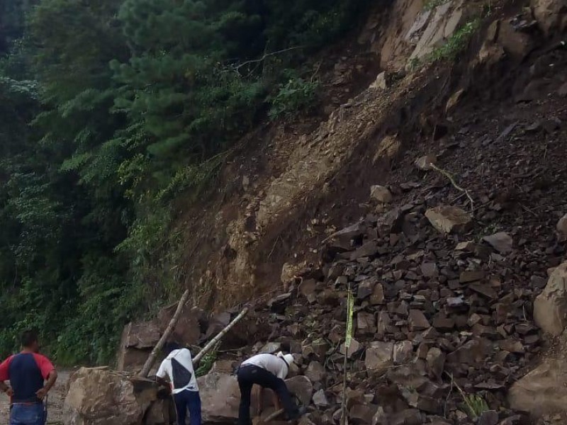 Derrumbe en Carretera de Zongozotla