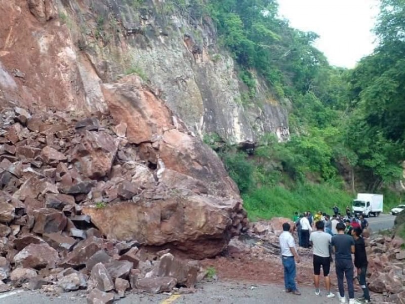 Derrumbe en carretera Oaxaca-Istmo impide paso de autobuses