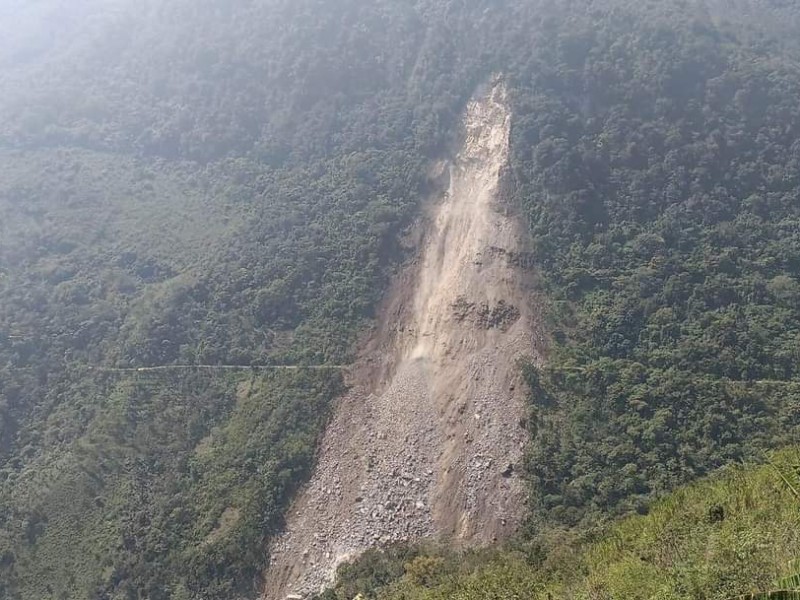 Derrumbe en Mixtla de Altamirano incomunica a 6 comunidades