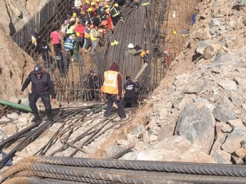 Derrumbe en obra vial provoca un muerto y seis lesionados