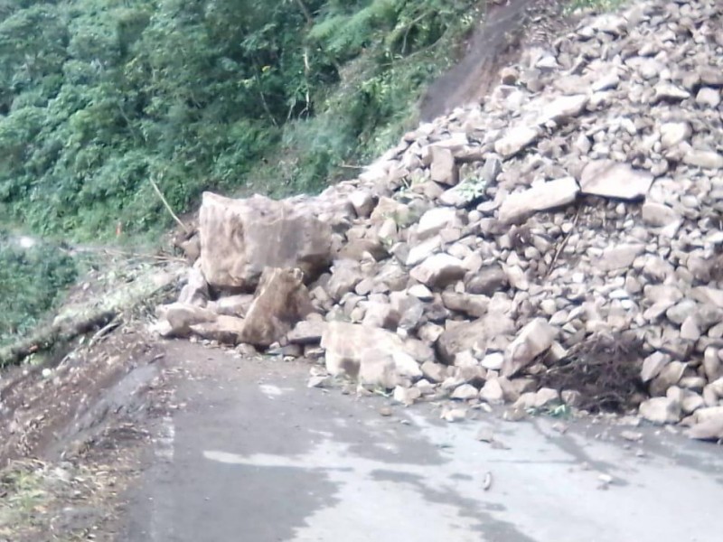 Derrumbe en Zongozotla obstruye paso carretera por horas