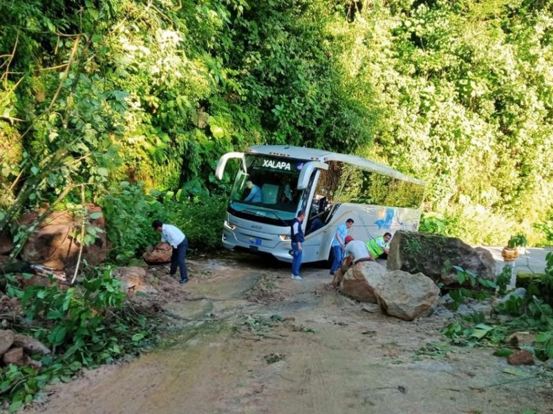 Derrumbe provoca afectación a la Xalapa-Misantla