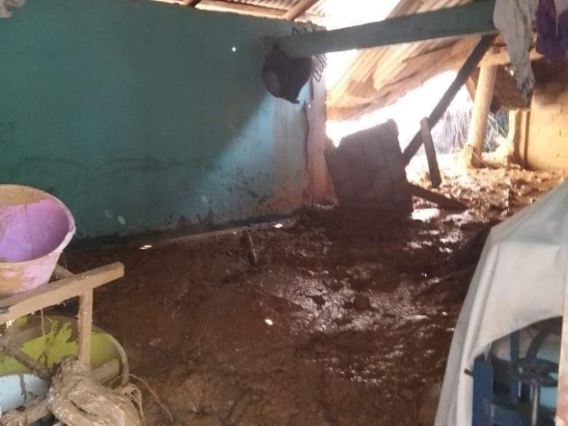 Derrumbes afectan viviendas en sierra de Atoyac