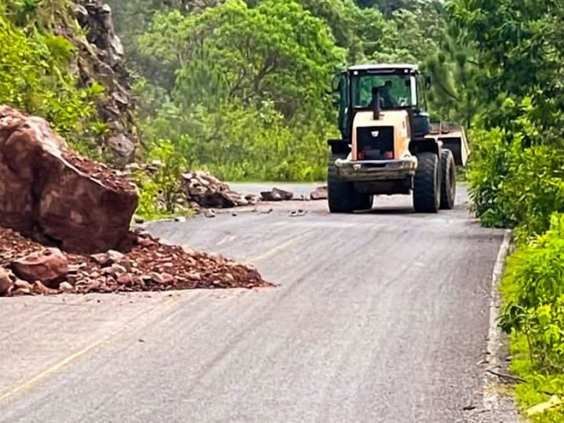 Derrumbes bloquean caminos en la zona serrana de Durango