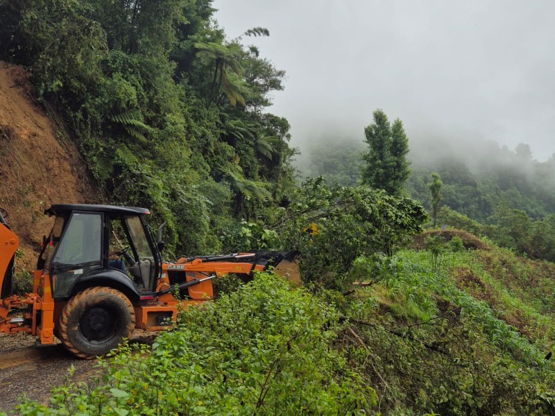 Derrumbes bloquean la carretera que comunica a la Sierra Negra ...