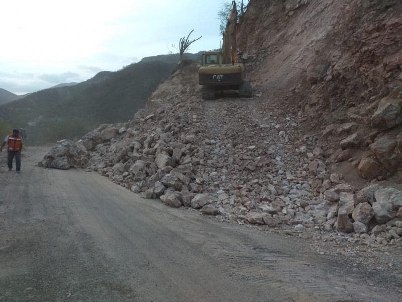 Derrumbes en carretera Oaxaca-Istmo