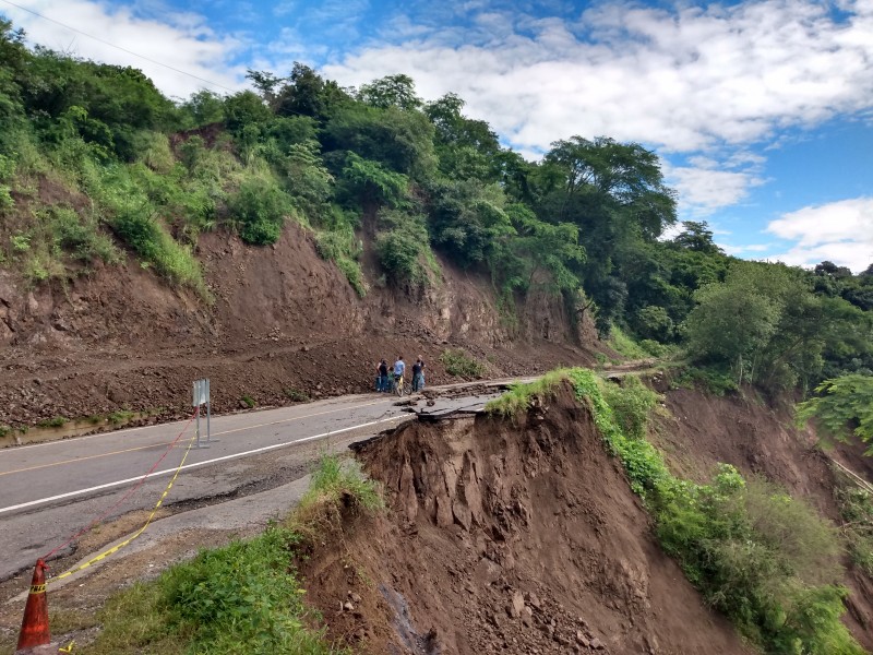 Derrumbes ocasionados por Narda incomunica localidades de Minatitlán