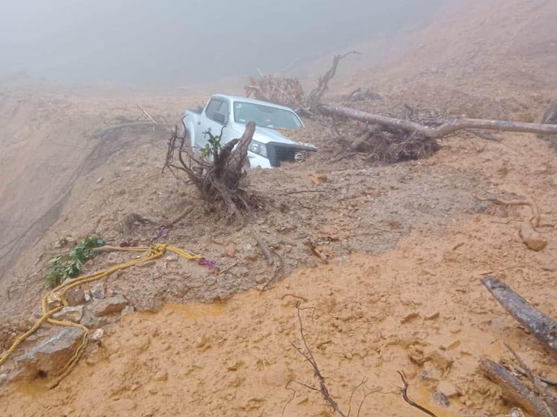 Derrumbes por lluvias mantienen incomunicada comunidad de la Chinantla Alta