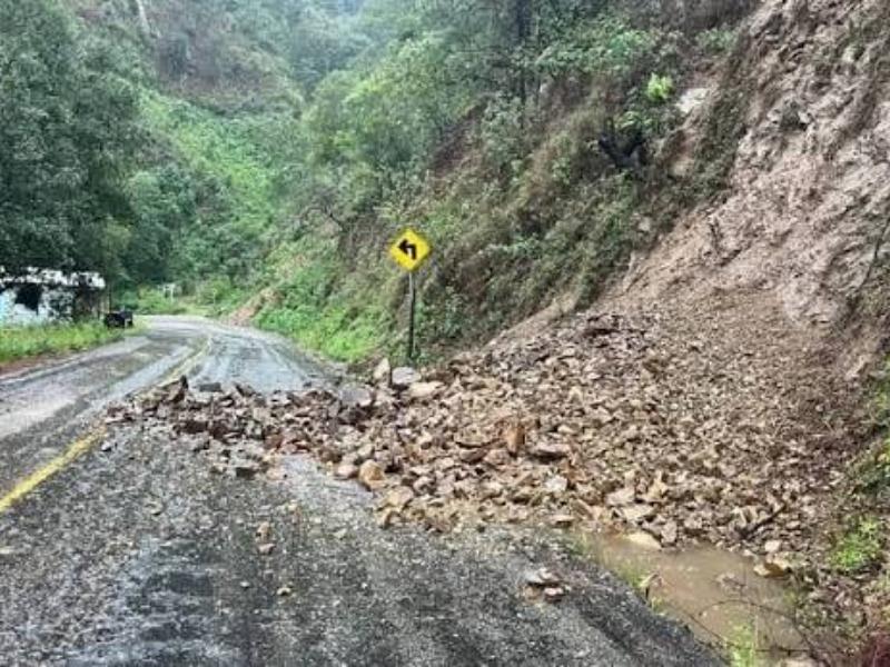 Derrumbes por lluvias mantienen incomunicada la carretera federal 175 Pochutla-Oaxaca