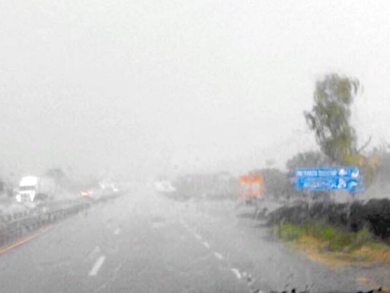 Derrumbes y deslaves en tramos carreteros por lluvias