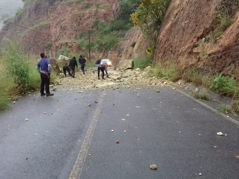 Derrumbre en carretera de Jala