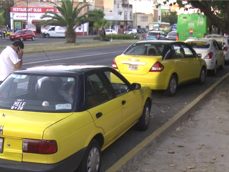 Desabasto pega a taxistas; Zapopan reduce operación