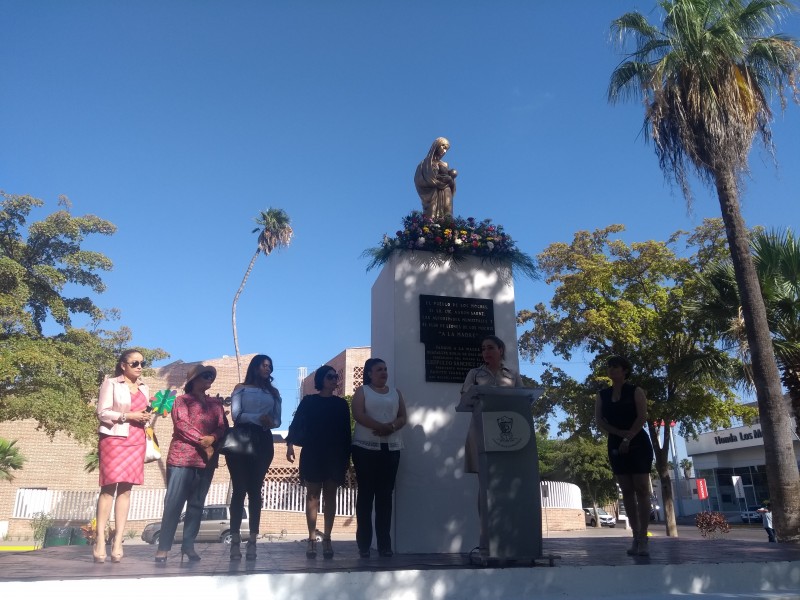 Desairan evento en monumento a la madre