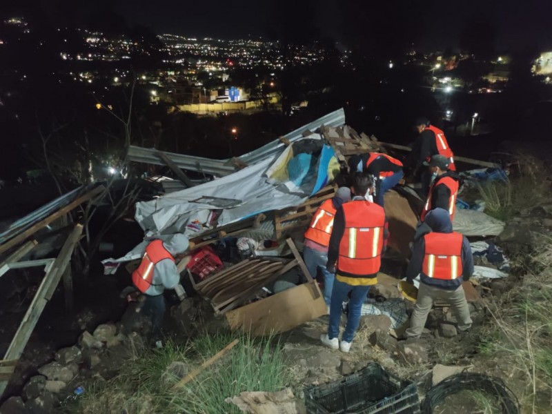 Desalojan 200 viviendas irregulares en Cerro del Quinceo