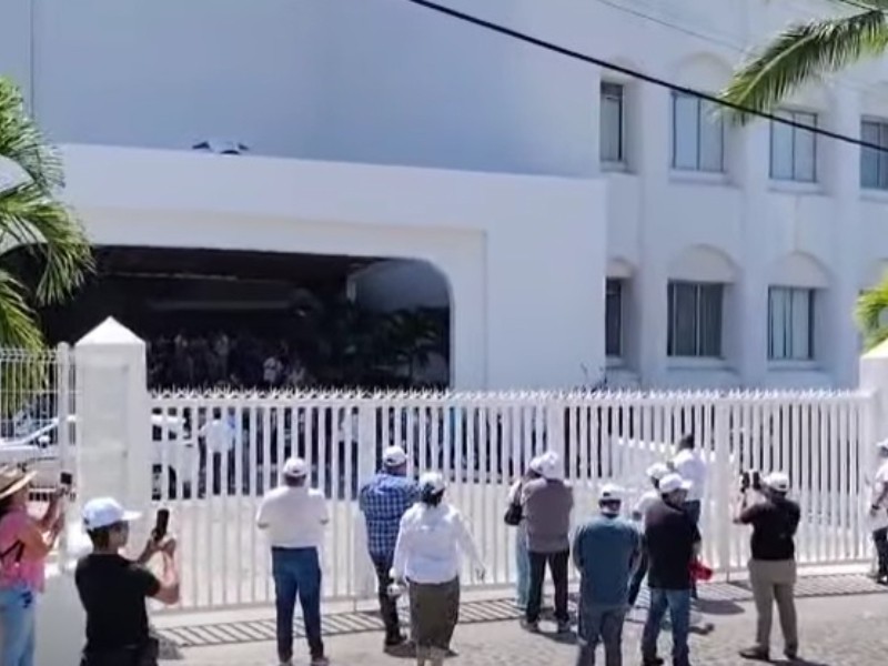 Desalojan a cientos de huéspedes al iniciar huelga en Hotel Tesoro