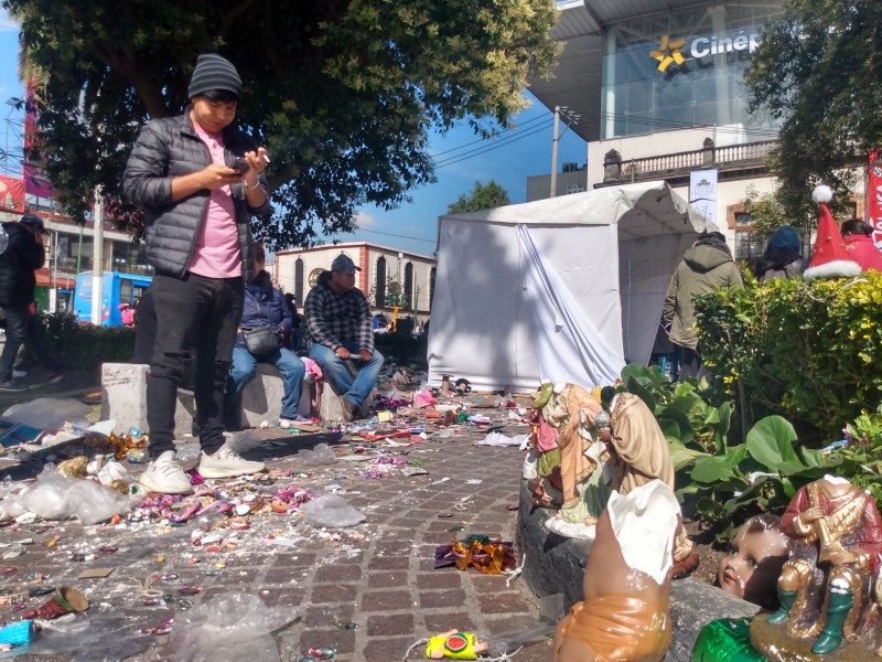 Desalojan a comerciantes de temporada en Toluca