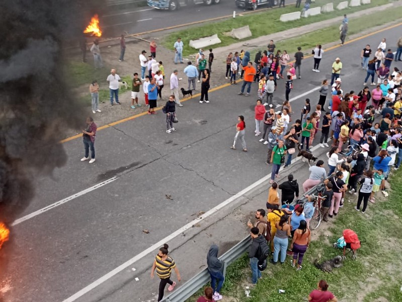 Desalojan a defraudados con venta de terrenos, bloquean autopista León – Aguascalientes