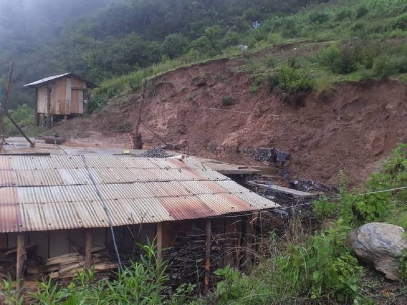 Desalojan a familia por derrumbe, su casa está cuarteada