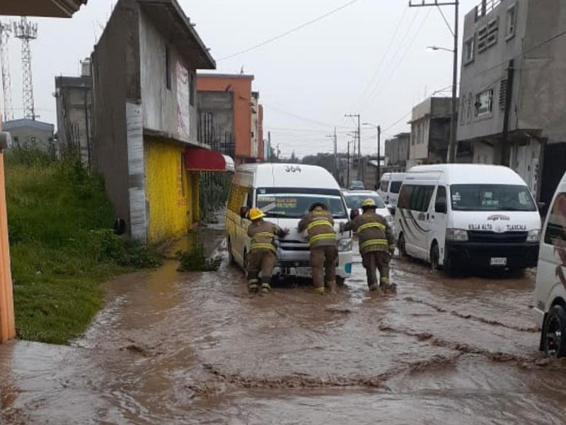 Desalojan a familias por desborde del canal de San Martín