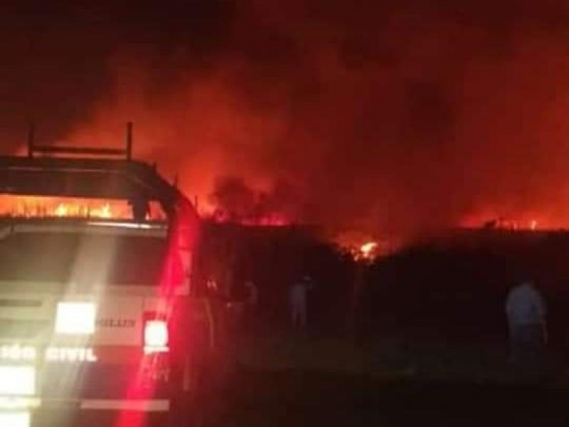 Desalojan a gente de comunidades,por incendio de pastizal