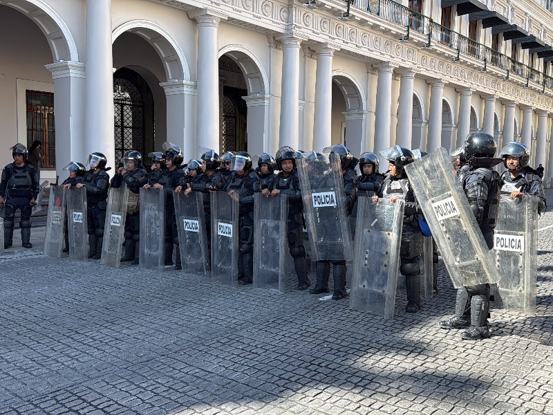 Desalojan a jubilados que mantenían plantón frente a Palacio de Gobierno