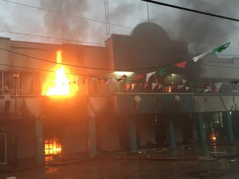 Desalojan a manifestantes e incendian ayuntamiento de Escuintla