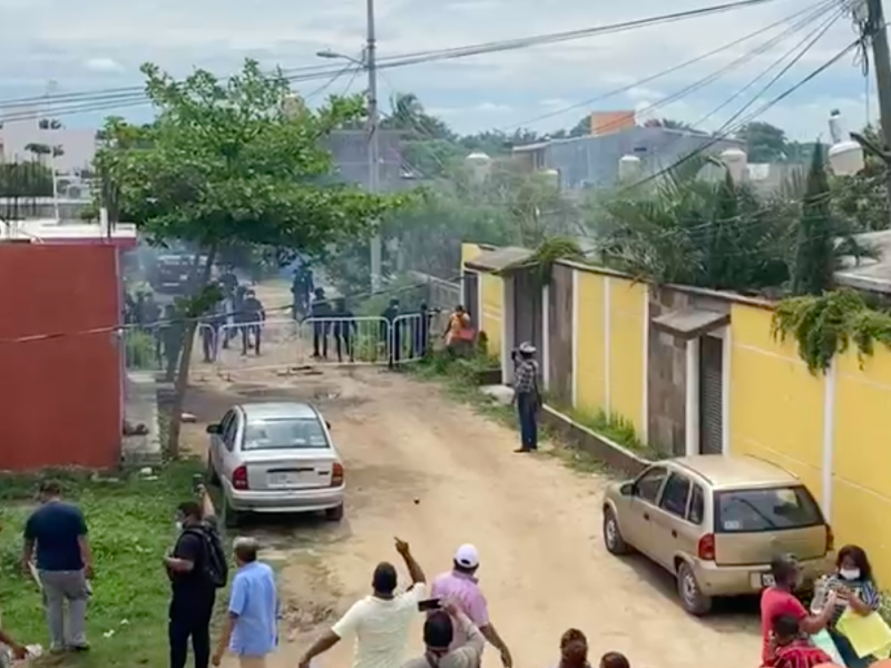 Desalojan a militantes de MORENA con gas lacrimógeno en Juchitán