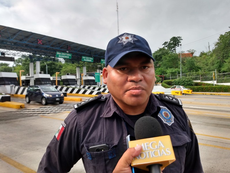 Desalojan a normalistas que pretendían bloquear autopista