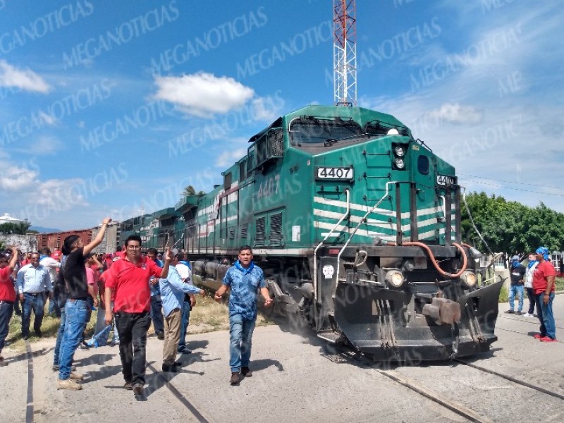 Desalojan bloqueo en las vías del ferrocarril