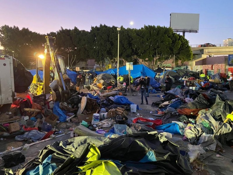 Desalojan campamento de migrantes en Tijuana