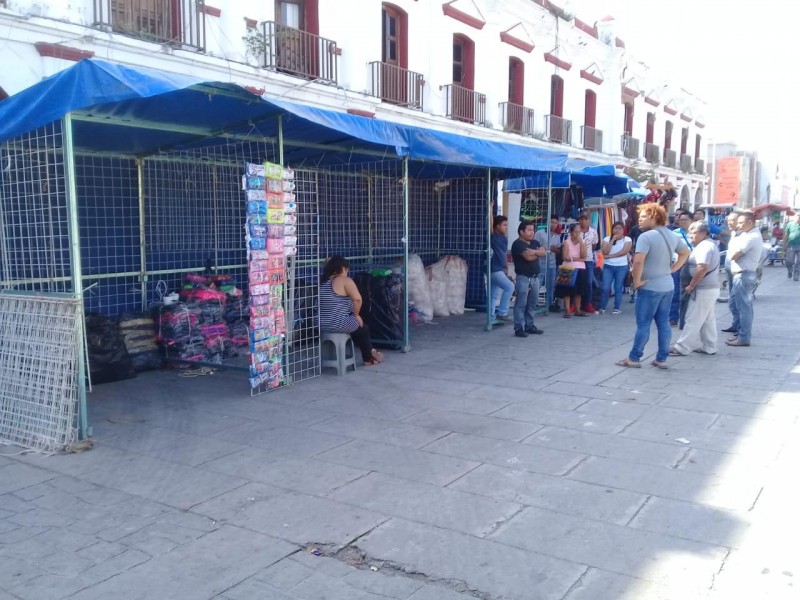 Desalojan casetas en el centro de Juchitán