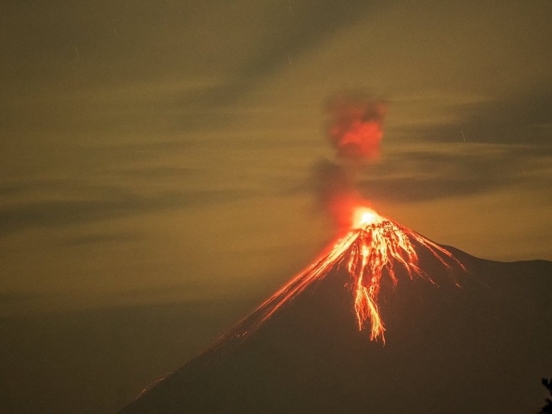 Desalojan comunidad por erupción del Volcán de Fuego, Guatemala