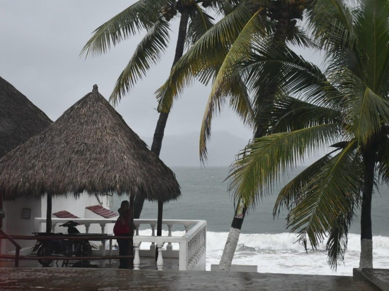 Desalojan hoteles de Vallarta por 