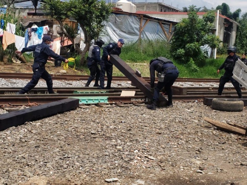 Desalojan las vías del tren en Michoacán