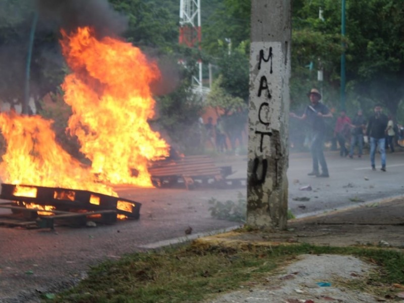 Desalojan normalistas de la Mactu