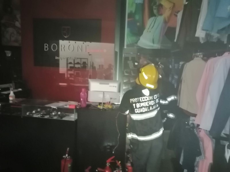 Desalojan Plaza Forum por incendio en tienda de ropa