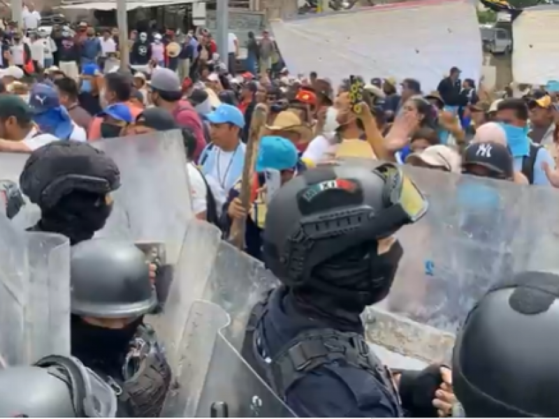 Desalojan policías antimotines a maestros de la Unipeg