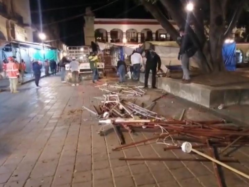 Desalojan puestos ambulantes de la UACOL en el zócalo capitalino