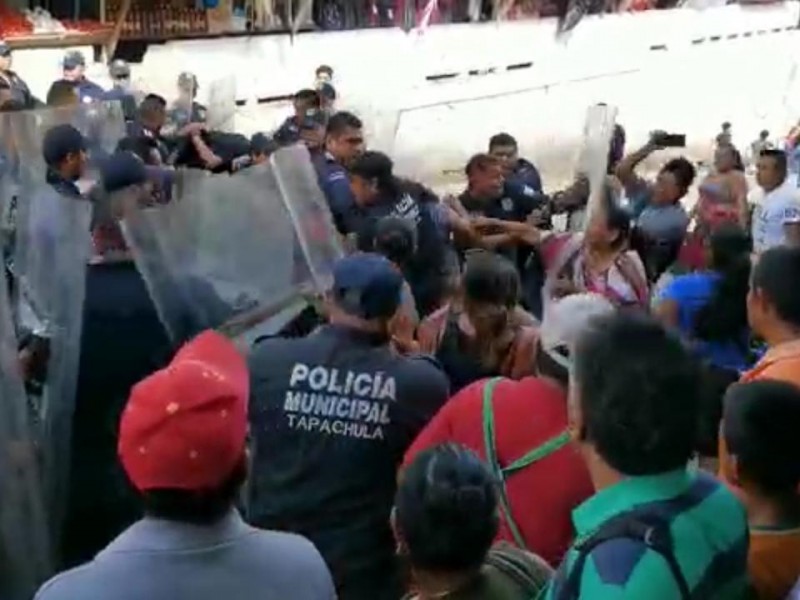 Desalojo de ambulantes genera trifulca con policías municipales