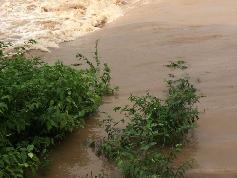 Desaparecen dos personas arrastradas en arroyo de Coahuayutla, falleció una