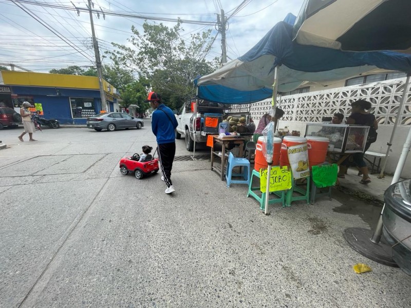 Desarrollan operativo vial en zonas de tianguis