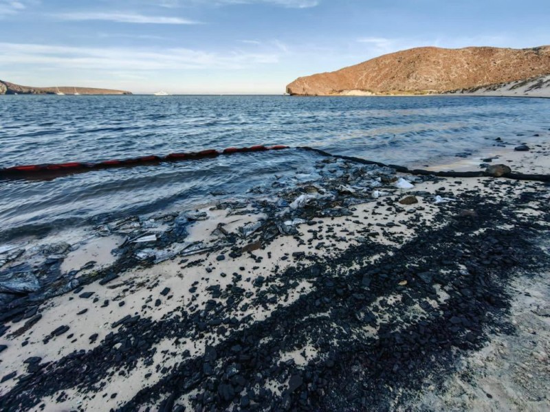 Desastre ambiental en playa Balandra tras derrame de combustible