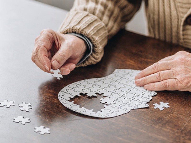 Desatención en adultos mayores agrava demencia y depresión