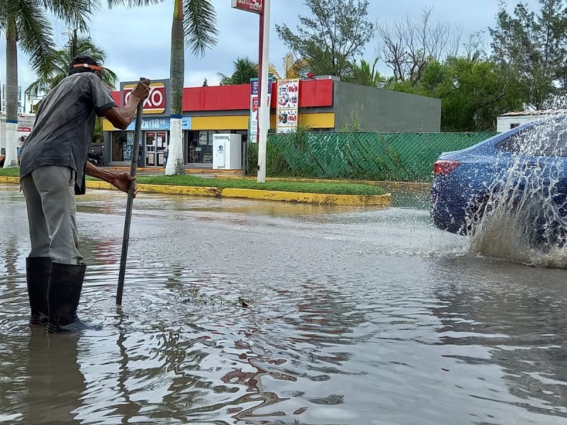 Desazolva la alcantarilla de su colonia; pide no arrojar basura