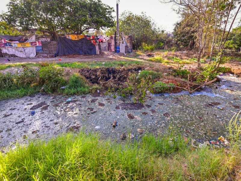 Desazolvan canal pluvial; por salud de colonos