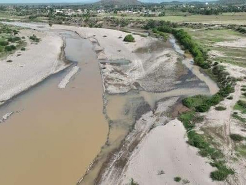 Desazolvan después de 40 años comunidades de la zona norte